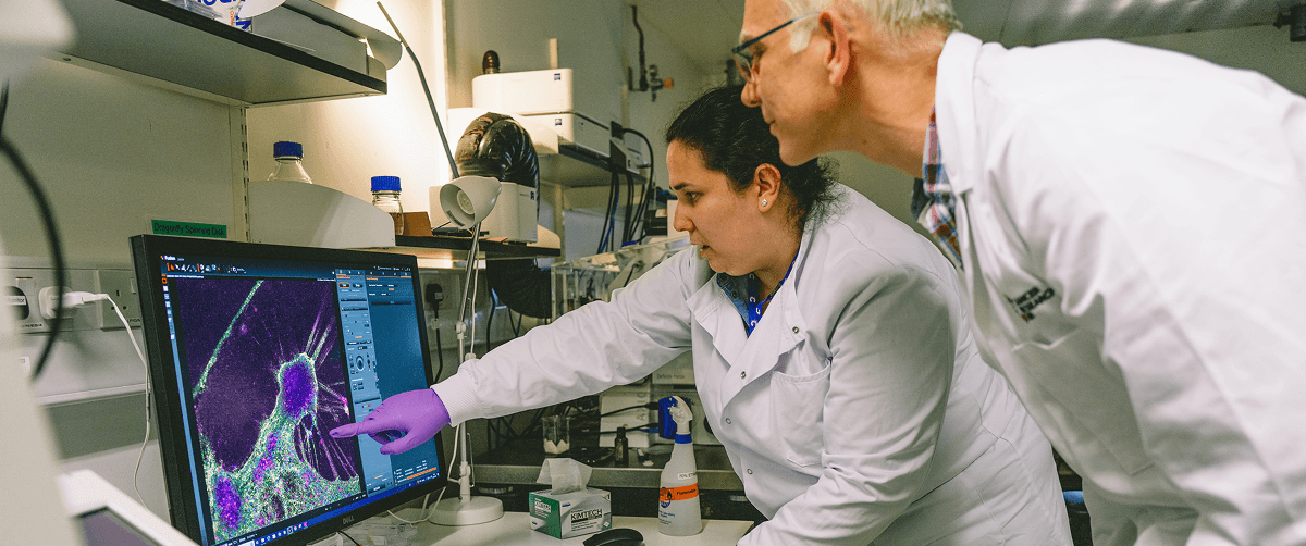 Two scientists in a lab.